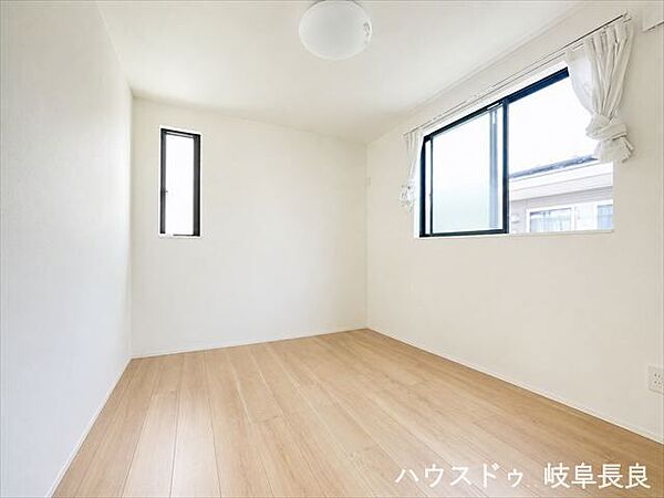 ≪6帖西側≫※居住中につき室内をCGにてもの消しをしたものです。明るく快適な6帖の洋室は、家族構成やライフスタイルに合わせて多目的に活用できる便利な空間です。