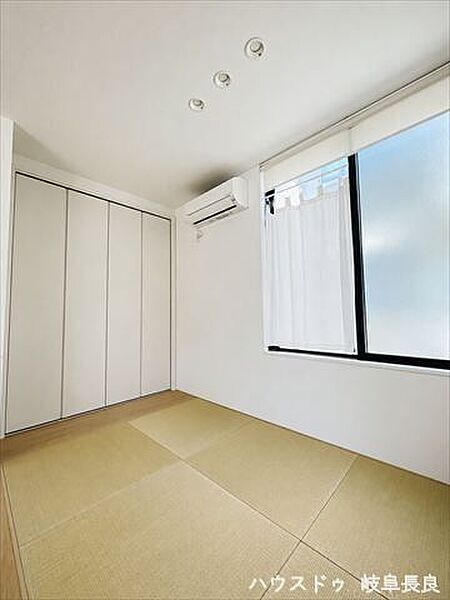≪3.5帖≫※居住中につき室内をCGにてもの消しをしたものです。収納付きの和室は、お子さまの遊び場や家事スペースにもぴったり。暮らしにゆとりをプラスする一室です。