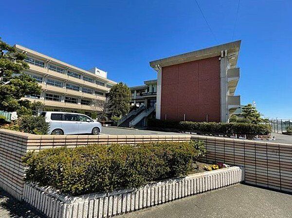 尾西第一中学校【校訓】聡明、友愛、健康【経営方針】家庭や地域と協働し、教職員としての使命と責任を自覚し、教職員にとって働きがいのある学校づくりに努め、教育目標の具現化に努める。 160m