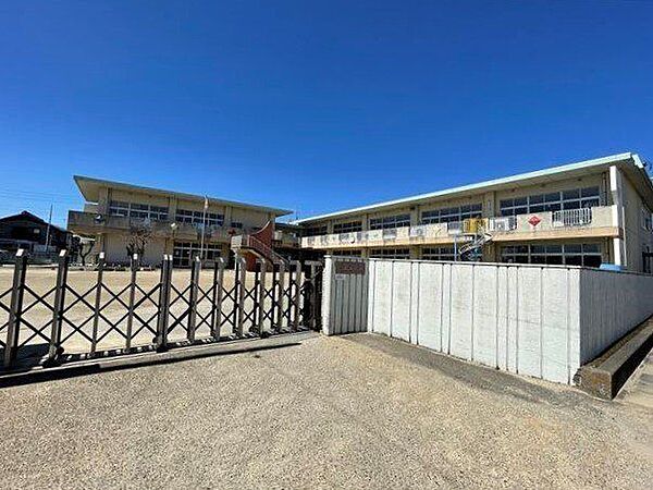 三条保育園【保育理念・方針】心身ともに健康で、生き生きと生活する子安心して自分の思いを表し、喜んで人とかかわる子様々なことに興味をもち、意欲的に遊ぶ子自分の命を大切にする子 790m