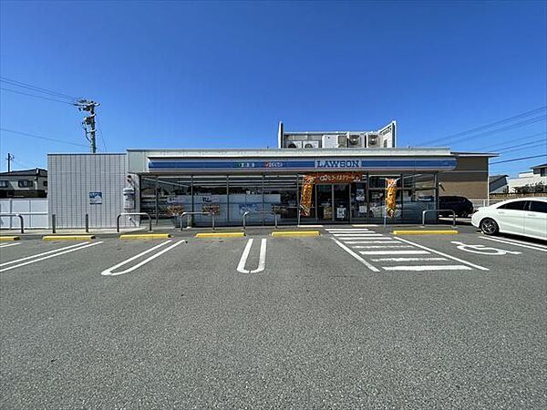 ローソン一宮三条南店24時間営業。スローガンは「マチの健康ステーション」、健康や美容に配慮した商品が豊富。(電子マネー利用可　ＡＴＭあり　ネット通販あり）Ponta dポイントサービスあり。 570m