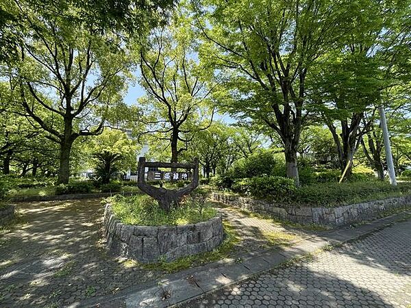 三条緑地・公衆トイレなし・駐車場なし※春になると桜が綺麗に咲く公園です。芝生の上ではピクニックも楽しめます。 970m
