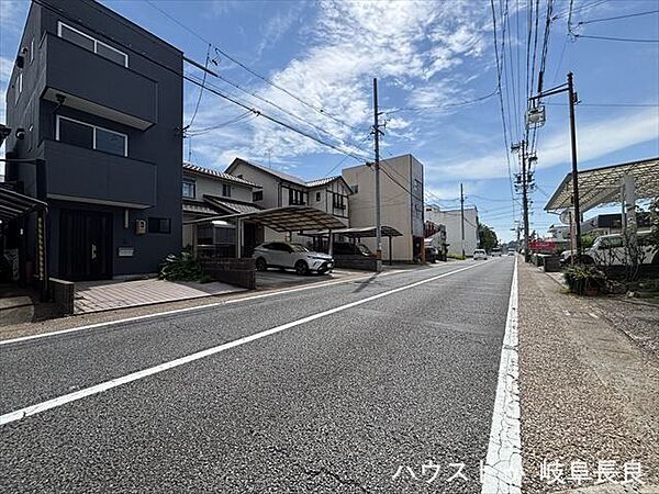 ≪南側西向き≫前面道路の様子です。道路幅や車の出入りのしやすさ、周辺の街並みを現地でぜひご確認ください。