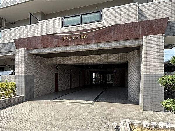 落ち着いたデザインのエントランスが、住まう方や訪れる方を優しくお迎えします。毎日の暮らしに品格を添える共用空間です。