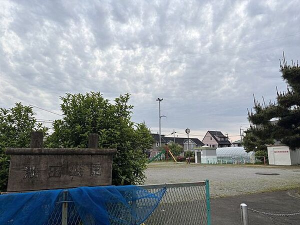 池田公園住宅街の中にある、グラウンドの広い公園です。入口にはスロープがあり、バリアフリー対応のトイレもあります。遊具だけでなく、健康遊具もあるので子どもと一緒に大人も楽しむことができます。 920m
