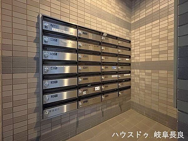 ≪ポスト≫共用ポストをエントランス付近に設置。郵便物をスムーズに受け取ることができ、毎日の暮らしに便利です。