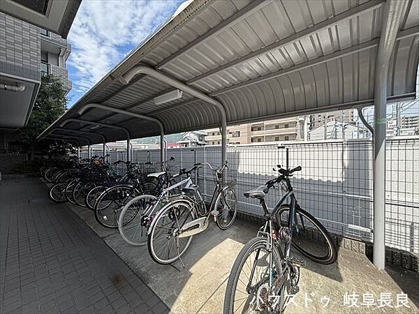 ≪駐輪場≫屋根付きの駐輪スペースを設けており、大切な自転車をきれいな状態で保管しやすい環境が整っています。