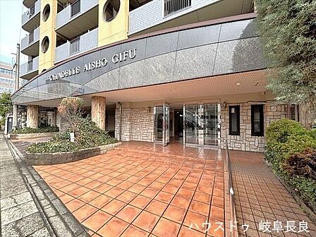 正面玄関のエントランスは、清潔に整えられた落ち着いた空間で、訪れる方に快適で明るい第一印象を与えます