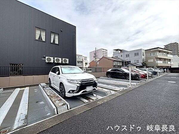 敷地内に駐車場を設けたマンション。お車での移動が多い方にも嬉しい便利な共用設備です。※空き状況はお問い合わせください。