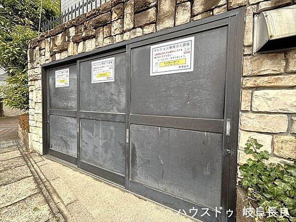 ≪ゴミ置き場≫しっかりした囲いの中に置いておけるので、カラスにごみを荒らされる心配もなさそうです。