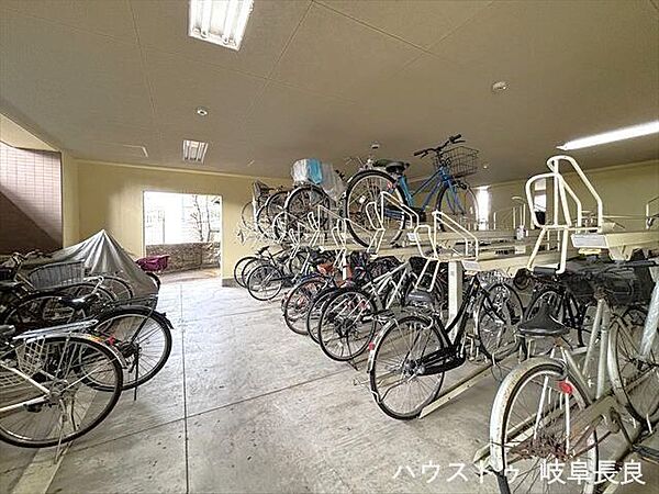 ≪駐輪場≫屋根付き駐輪場があるため、雨風による汚れや劣化を軽減。日常使いに便利な共用スペースです。
