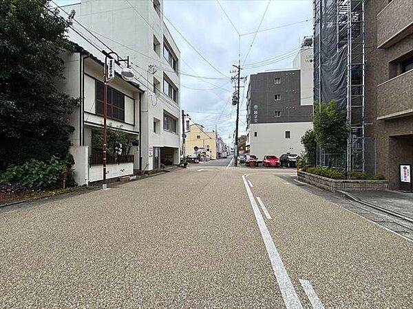 ≪東側南向き≫見通しの良い前面道路。道路幅にもゆとりがあり、毎日の車の出入りや通行もしやすい住環境です。