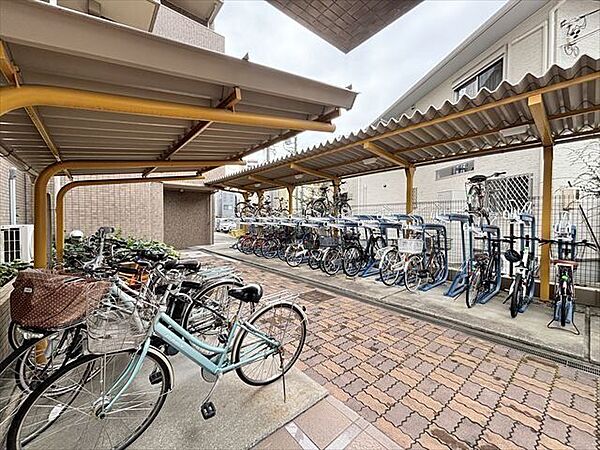 ≪駐輪場≫自転車を安心して保管できる駐輪場を設置。日常使いに便利で、快適な暮らしを支える共用設備です。