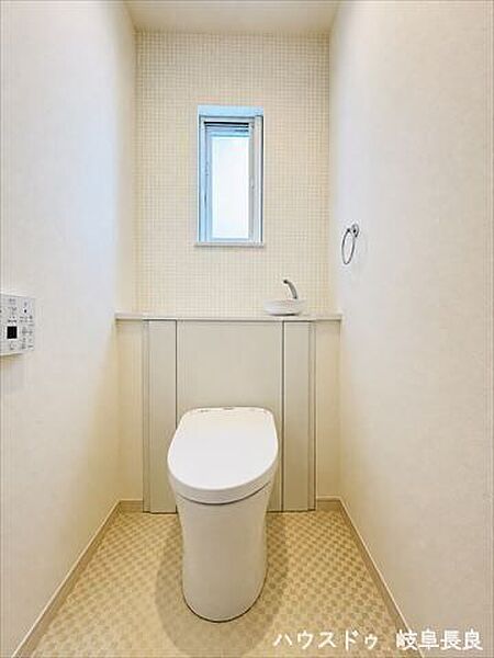 ≪1F≫※居住中につき室内をCGにてもの消しをしたものです。トイレに窓を設けることで、自然光を取り込みながら効率よく換気ができる、快適な空間となっています。