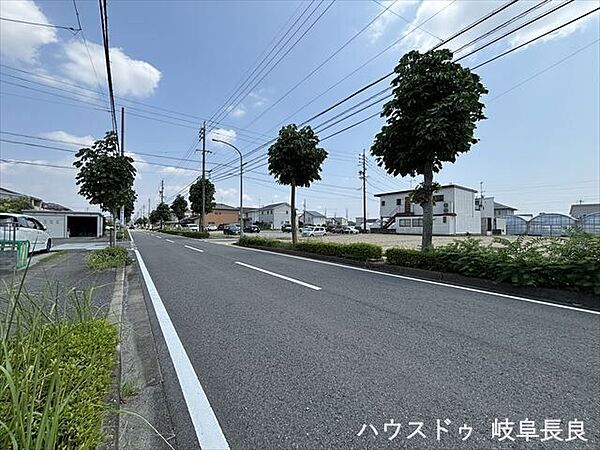 ≪南側東向き≫広めの前面道路に接した開放的な立地。圧迫感が少なく、ゆとりある街並みが広がっています。