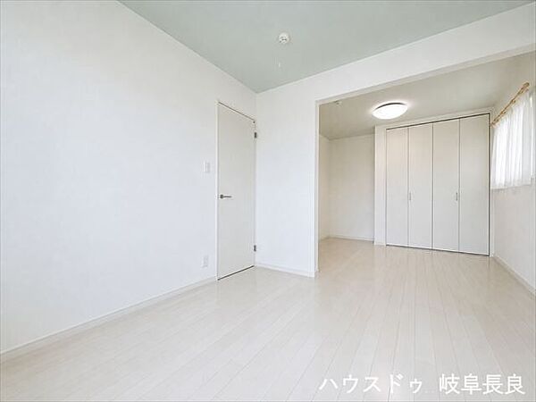 ≪5.3帖南側≫※居住中につき室内をCGにてもの消しをしたものです。将来2部屋として使える設計の洋室。現在は広々と、将来は個室として活用できる便利な空間です。
