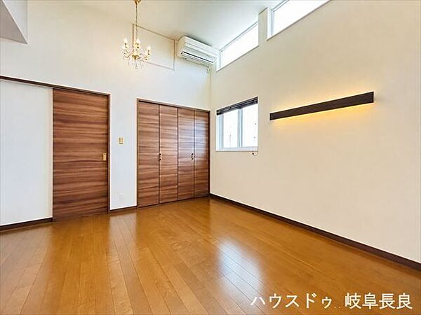 ≪8.3帖≫※居住中につき室内をCGにてもの消しをしたものです。吹抜けがもたらす開放感と高窓からのやさしい採光が魅力。ゆとりある約8.3帖の洋室で、主寝室としても快適にお使いいただけます。
