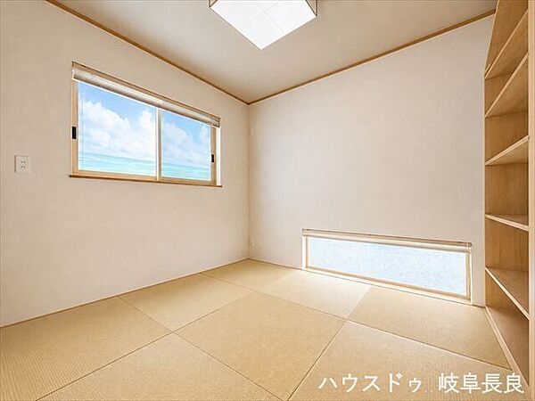≪4.5帖≫※居住中につき室内をCGにてもの消しをしたものです。リビングに隣接する和室は、家族の気配を感じながら過ごせる安心の空間。多彩な用途で活躍します。