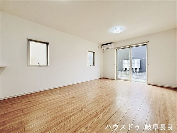 一日を通して陽当たりの良い南向きリビング。自然光に包まれた心地よい空間で、ご家族の団らんをゆったり楽しめます。