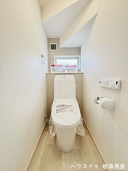 ≪1F≫シンプルで飽きのこないデザインのトイレ。どなたでも使いやすく、快適な住まいづくりに配慮されています。
