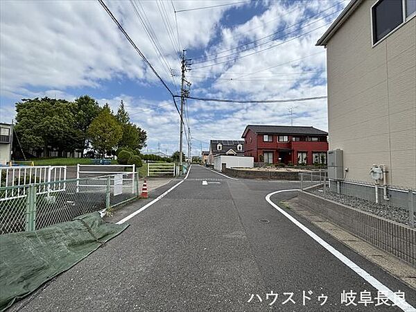 ≪西側北向き≫幅員約6mの前面道路です。車がすれ違うのに十分な道幅です。車が2台と通行人も通れる幅となっています。
