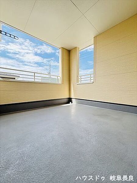 屋根付きのインナーバルコニーは、急な雨にも安心。洗濯物干しやくつろぎの空間として幅広く活用できます。