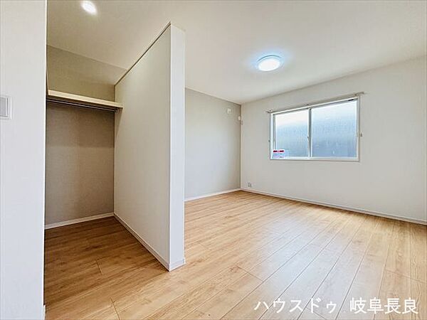 ≪8.5帖≫広さにゆとりのある8.5帖の洋室は、主寝室としてはもちろん、ライフスタイルに合わせて自由に活用できます。