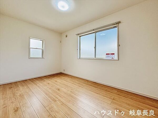 ≪6.7帖≫二方向から光が差し込む洋室は、日中も明るく風通し良好。快適に過ごせる居心地の良いお部屋です。