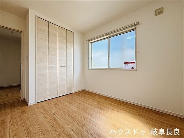 ≪5.3帖≫落ち着いた雰囲気が魅力の北側洋室。読書や在宅ワークなど、集中したい時間にもおすすめのお部屋です。