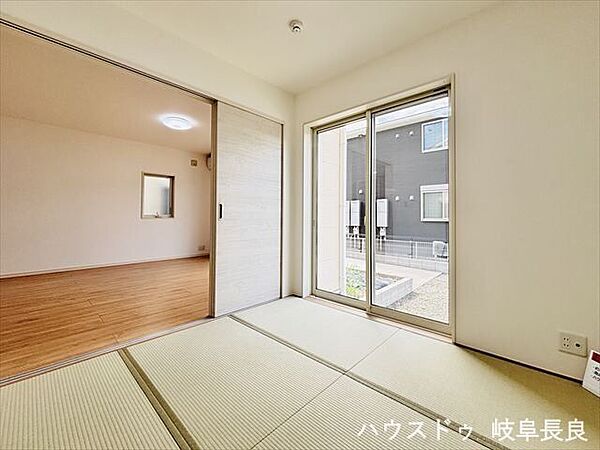 ≪4.5帖≫リビングと一体利用も、個室利用もできる和室。お子さまのお部屋や客間など、多目的に活躍する便利な空間です。