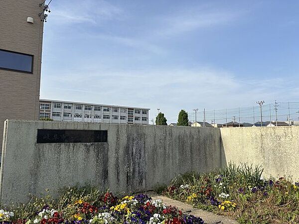 島小学校明治30年設立　教育目標　「おもいやりの心、かんがえる頭、じょうぶな体」三つの柱を基本とした「心豊かな たくましい子」 1500m