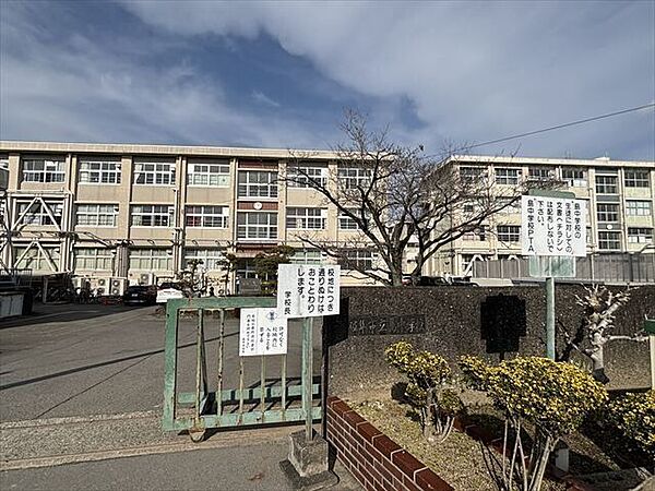 島中学校教育目標：志をもち　共に向上するエリア：島小学校、木田小学校、城西小学校アクセス：則武西　バス停より徒歩3分、萱場　バス停より徒歩3分 2410m