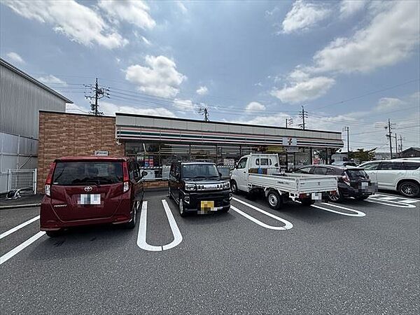 セブンイレブン　岐阜西中島店【スローガンは「近くて便利」。地域の人へのサービスを重視し、配達サービスにも力を入れている。（電子マネー利用可　ＡＴＭあり　ネット通販あり）nanacoポイントサービス…