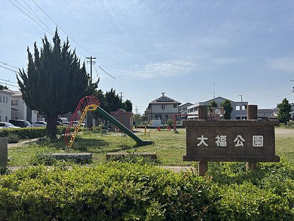 大福公園住宅街にあり、遊具が充実している公園です。緑が多く、バリアフリーに対応しています。ベンチも多く設置しており、近隣住民の憩いの場としても利用されています。 2430m