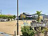 周辺：下土居中央公園県道77号線から1本住宅街へ入ったところにある、日当たりがとてもよい公園です。遊具は滑り台やブランコ、鉄棒など充実しています。入口は段差がなく、トイレもバリアフリー対応になっ 530m