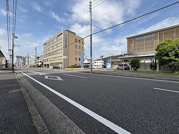 ≪北側西向き≫広めの前面道路に接した開放的な立地。圧迫感が少なく、ゆとりある街並みが広がっています。