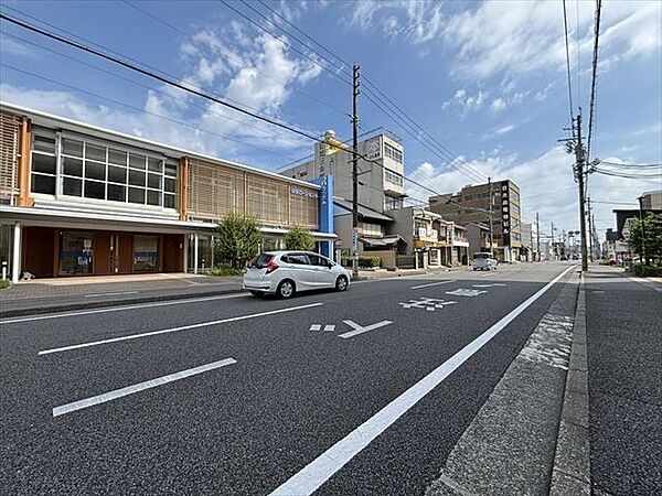 ≪北側東向き≫前面道路には歩道が整備されており、歩行者にも配慮された住環境。毎日の通勤・通学やお子様とのお出かけにも安心感があります。