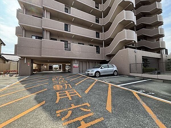 駐車場を敷地内に確保。お車をご利用の方にも便利で、快適なカーライフを支える共用設備です。※空き状況はお問い合わせください。