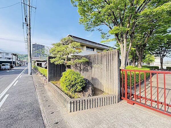 梅林中学校教育目標：志をもって　未来を切り拓けタブレット端末を積極的に活用しており、地域のボランティア活動や防災訓練にも取り組んでいる。 790m