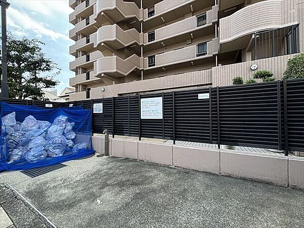 ≪ゴミ置き場≫共用のゴミ置き場を完備。日々のゴミ出しがしやすく、快適な暮らしを支える便利な共用設備です。