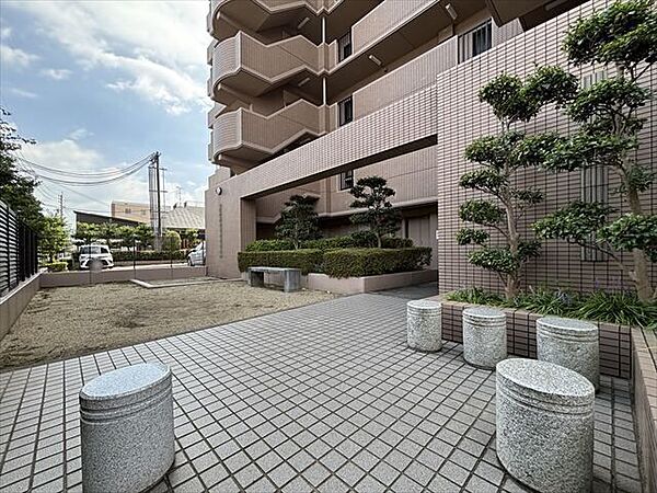 ≪共有スペース≫植栽が美しく整えられたマンション共用スペース。開放感があり、落ち着いた雰囲気を感じられます。