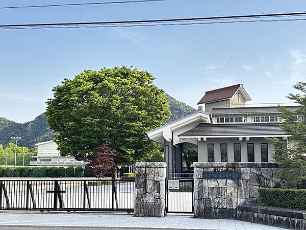 東長良中学校鵜飼が行われる清流長良川、頂に岐阜城を構える金華山といった美しい山河に囲まれた、自然と伝統が息づく地域に、昭和63年に開校した。校訓：本気であれ 500m