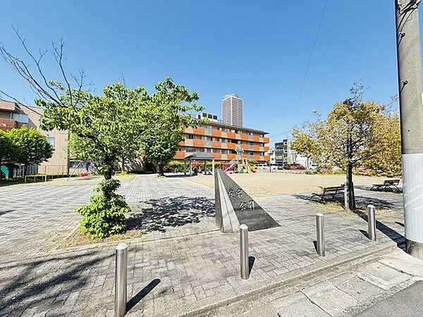 愛宕公園地面が舗装されている広い公園です。指定緊急避難場所に指定されています。コインパーキングが隣接されており、車で来ることもできます。 480m