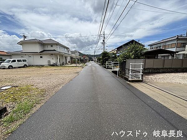 (北側前面道路西向き)車はスピードを控えるので事故率の軽減や歩行者も安心して通行できます。
