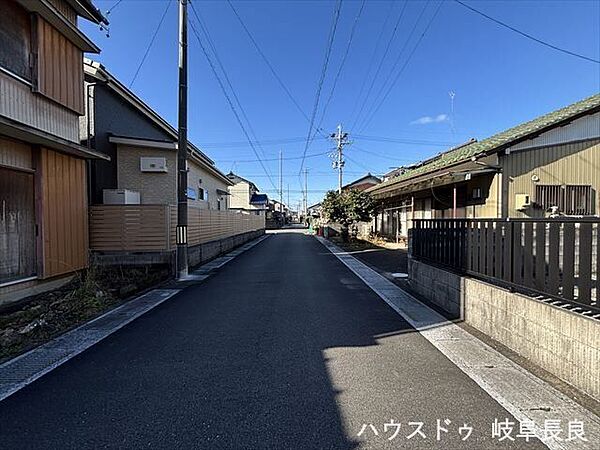 ≪南側西向き≫幅員約5mの前面道路です。車がすれ違える道幅です。車1台とベビーカーですれ違っても余裕のある道幅は安心ですね。