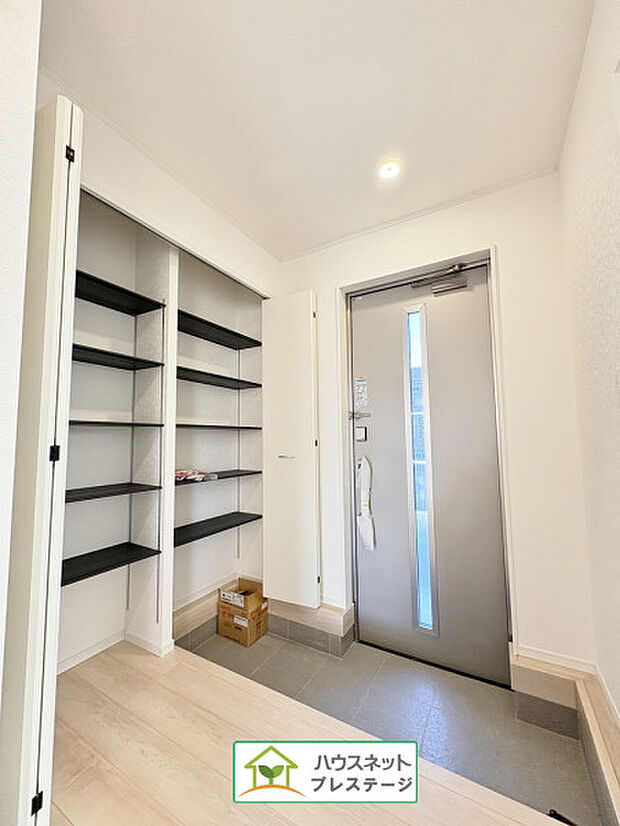 玄関（内）(2025年10月撮影)