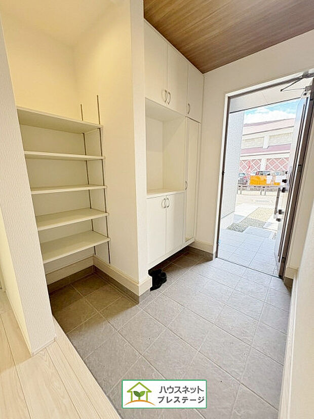 玄関（内）(2025年10月撮影)
