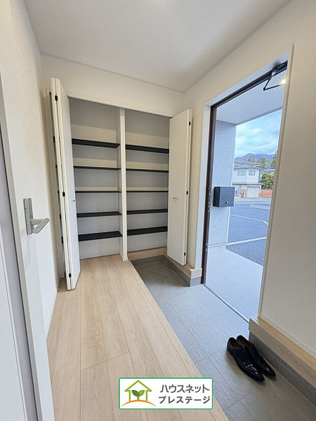 玄関（内）(2025年12月撮影)