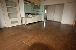 新涯マンション　B棟 5階3LDKのリビング/ダイニング