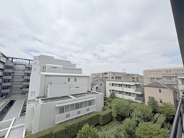 バルコニーからの眺望　ワイドなバルコニー、前面の開放的な眺望
